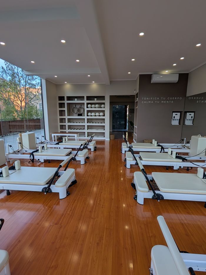 La sala principal del estudio, con los reformers en hilera sobre el piso de madera