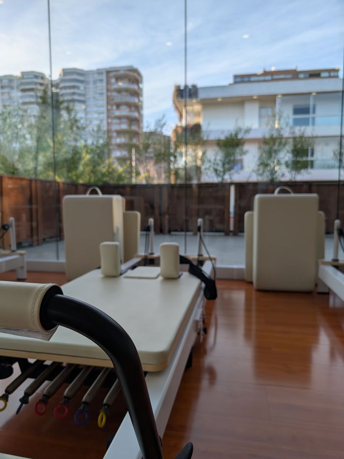 Reformers junto al ventanal, con vista a los edificios del barrio